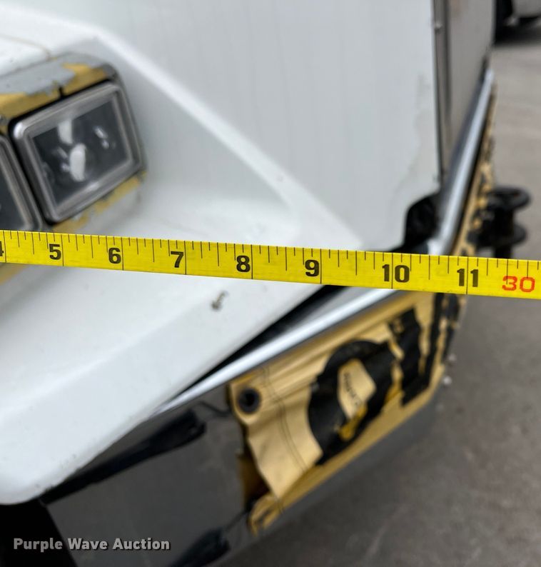 image for item DS3057 2013 Kenworth T800 semi truck