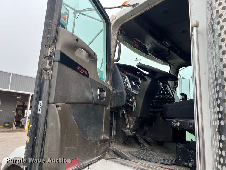 image for item DS3057 2013 Kenworth T800 semi truck