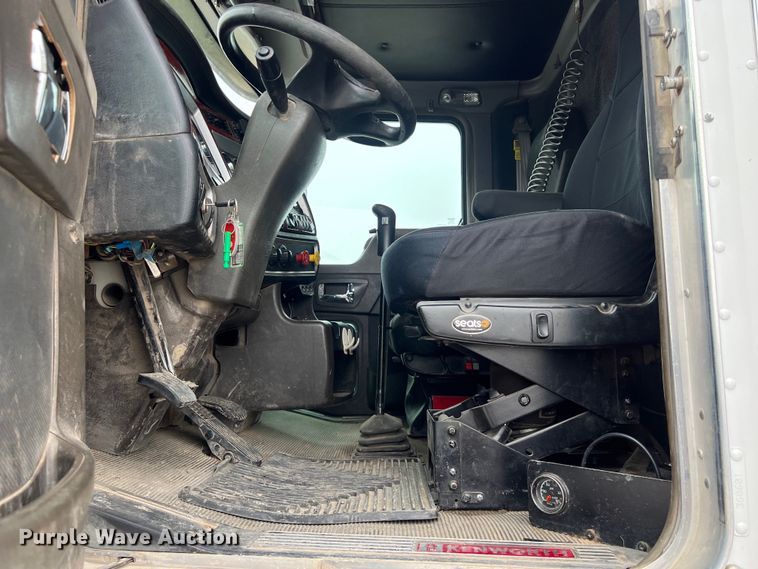 image for item DS3057 2013 Kenworth T800 semi truck