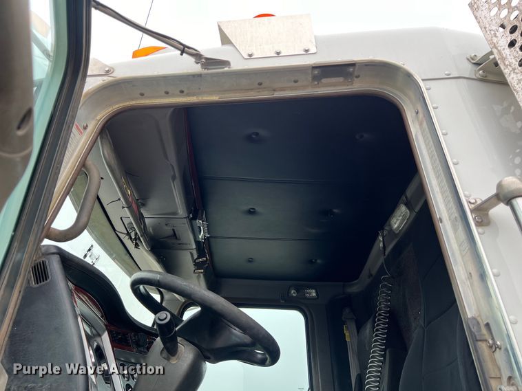 image for item DS3057 2013 Kenworth T800 semi truck