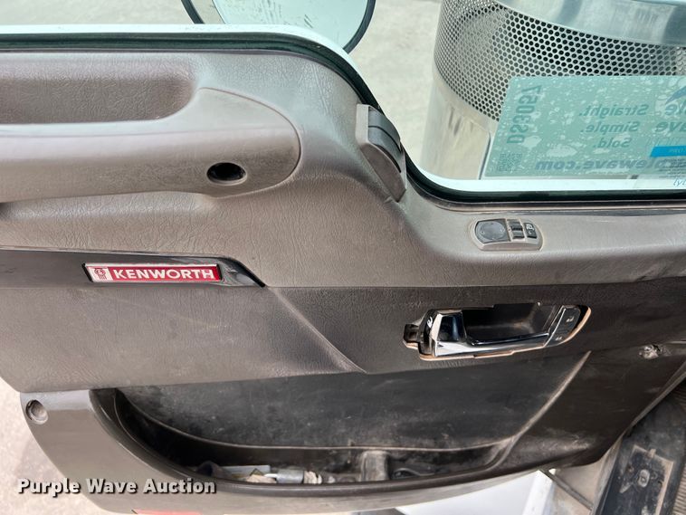 image for item DS3057 2013 Kenworth T800 semi truck