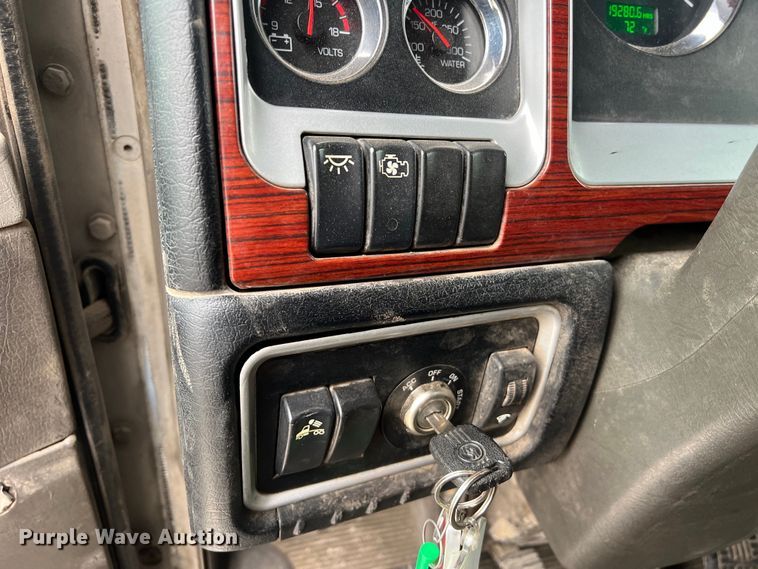 image for item DS3057 2013 Kenworth T800 semi truck