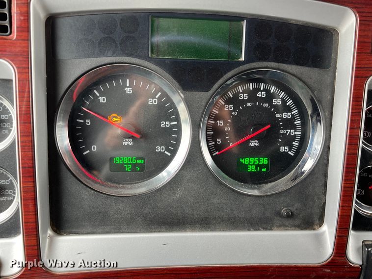 image for item DS3057 2013 Kenworth T800 semi truck