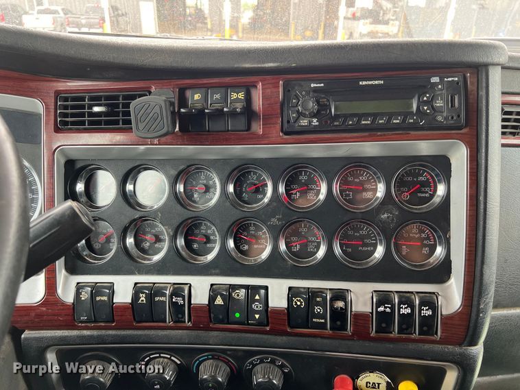 image for item DS3057 2013 Kenworth T800 semi truck