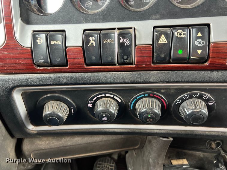 image for item DS3057 2013 Kenworth T800 semi truck