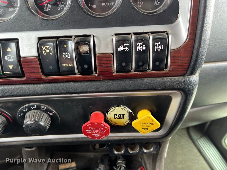 image for item DS3057 2013 Kenworth T800 semi truck