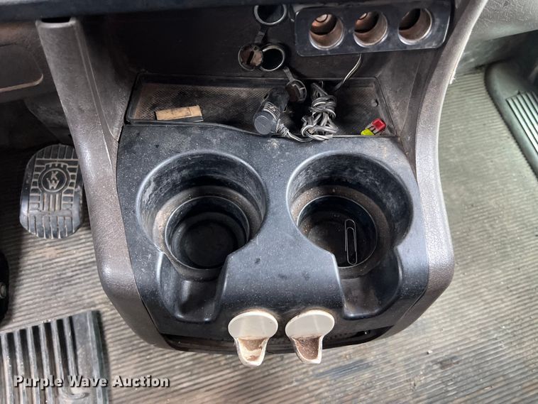 image for item DS3057 2013 Kenworth T800 semi truck