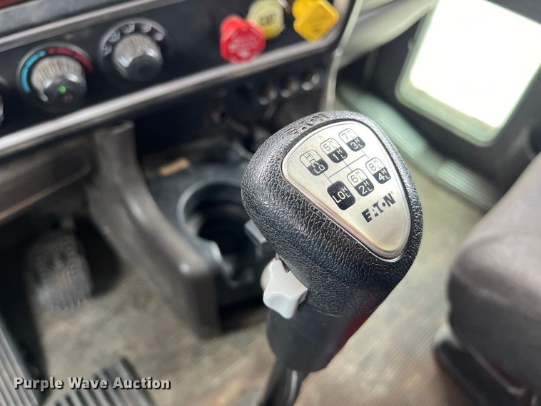 image for item DS3057 2013 Kenworth T800 semi truck