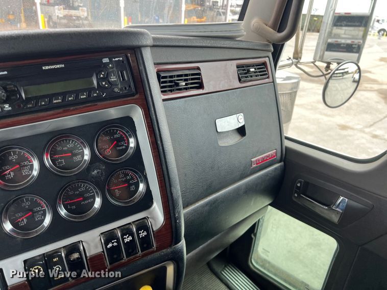 image for item DS3057 2013 Kenworth T800 semi truck