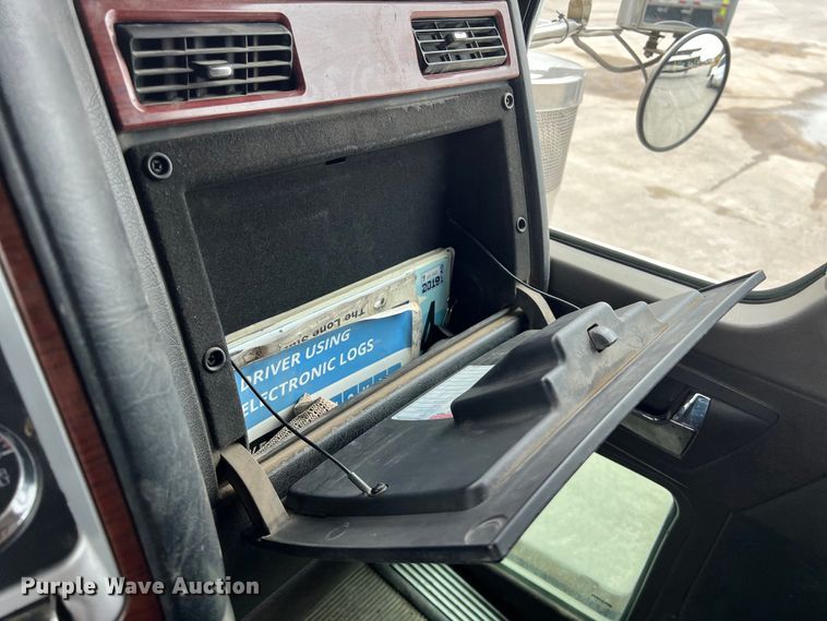 image for item DS3057 2013 Kenworth T800 semi truck