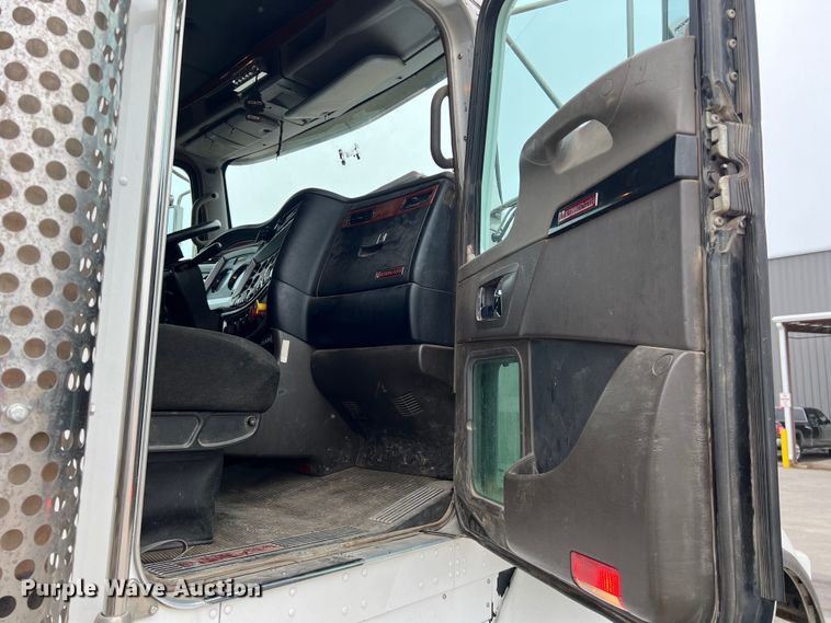 image for item DS3057 2013 Kenworth T800 semi truck