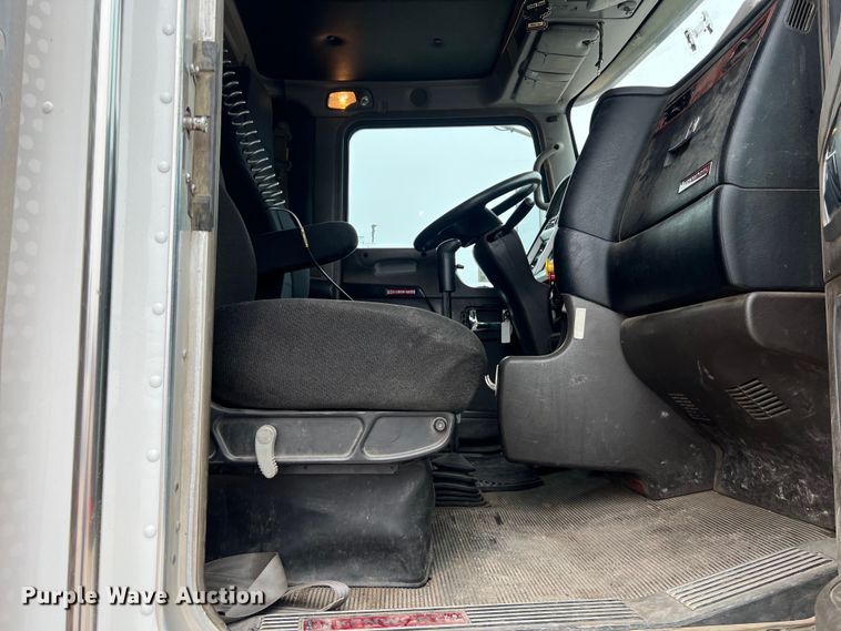 image for item DS3057 2013 Kenworth T800 semi truck
