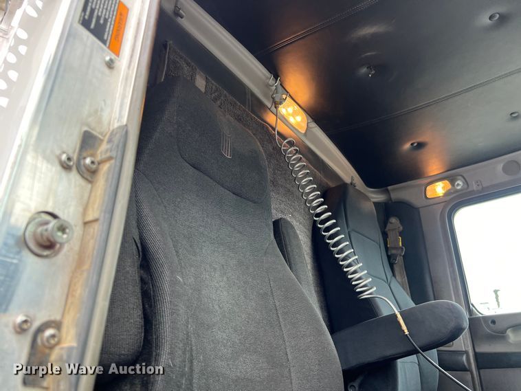 image for item DS3057 2013 Kenworth T800 semi truck