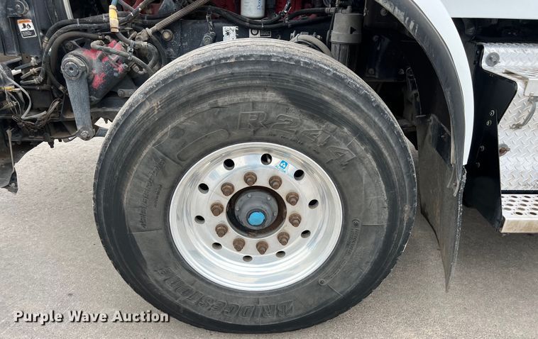 image for item DS3057 2013 Kenworth T800 semi truck