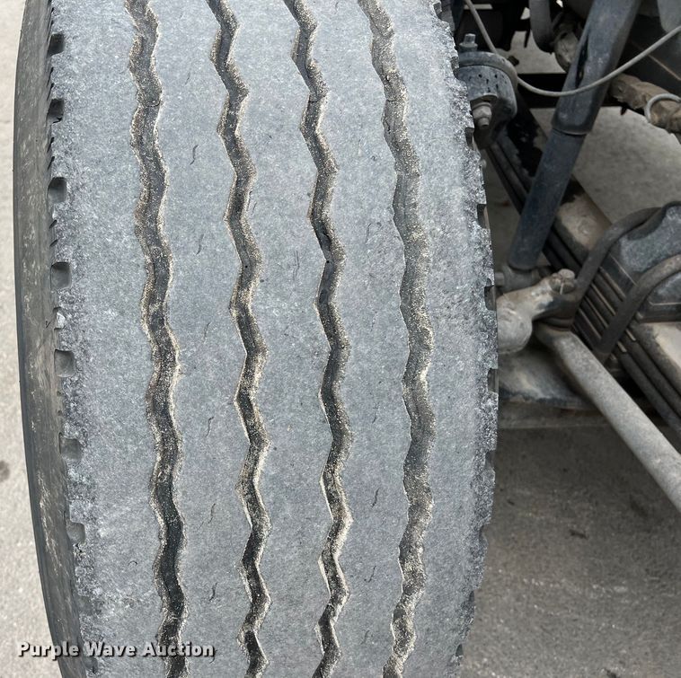 image for item DS3057 2013 Kenworth T800 semi truck