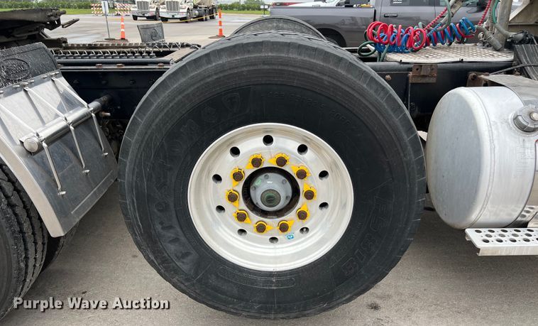 image for item DS3057 2013 Kenworth T800 semi truck