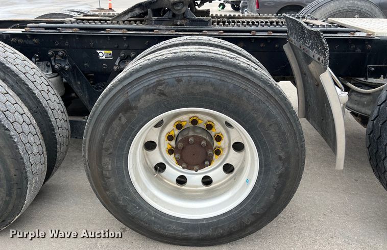 image for item DS3057 2013 Kenworth T800 semi truck