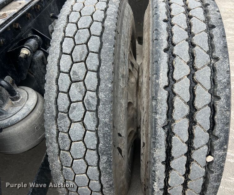 image for item DS3057 2013 Kenworth T800 semi truck