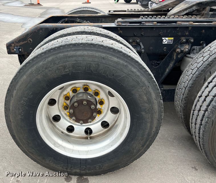 image for item DS3057 2013 Kenworth T800 semi truck