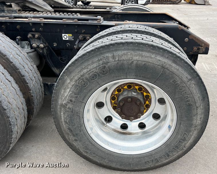 image for item DS3057 2013 Kenworth T800 semi truck