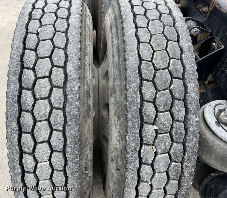 image for item DS3057 2013 Kenworth T800 semi truck