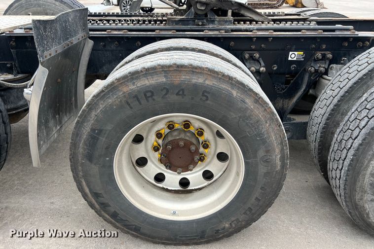 image for item DS3057 2013 Kenworth T800 semi truck