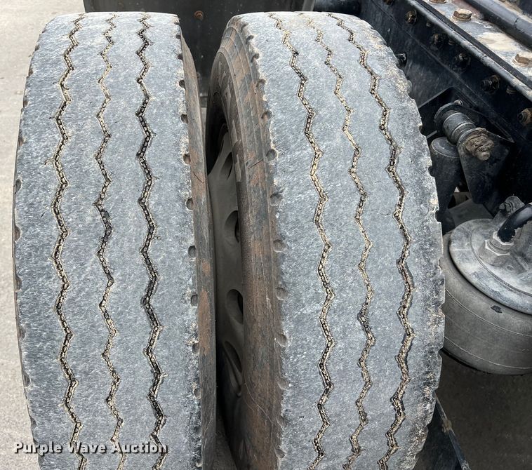 image for item DS3057 2013 Kenworth T800 semi truck