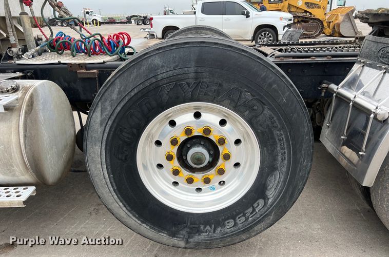 image for item DS3057 2013 Kenworth T800 semi truck