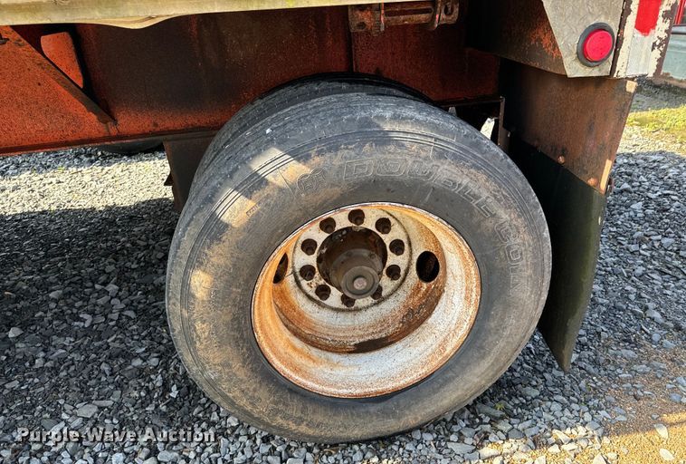 image for item DX0459 1994 Fontaine flatbed trailer