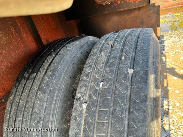 image for item DX0459 1994 Fontaine flatbed trailer