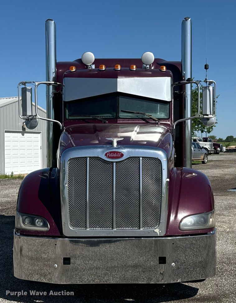 image for item DX0466 2010 Peterbilt 386 semi truck