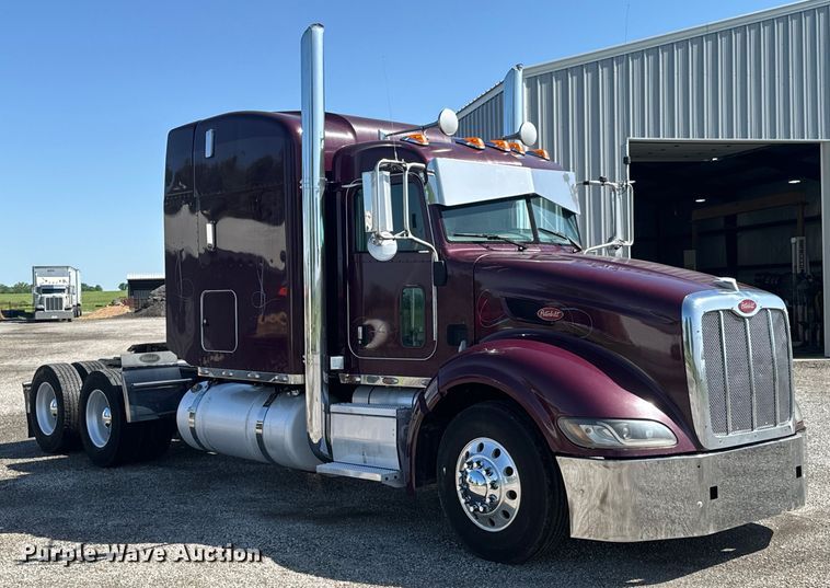 image for item DX0466 2010 Peterbilt 386 semi truck