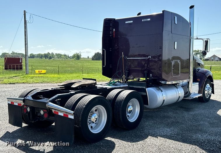 image for item DX0466 2010 Peterbilt 386 semi truck