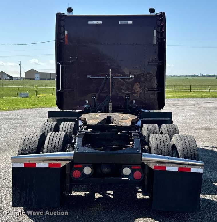 image for item DX0466 2010 Peterbilt 386 semi truck