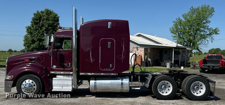 image for item DX0466 2010 Peterbilt 386 semi truck