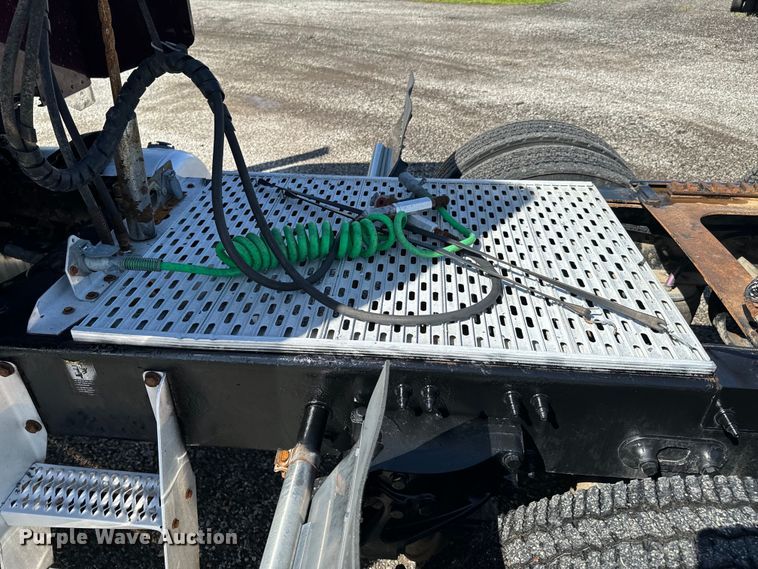 image for item DX0466 2010 Peterbilt 386 semi truck