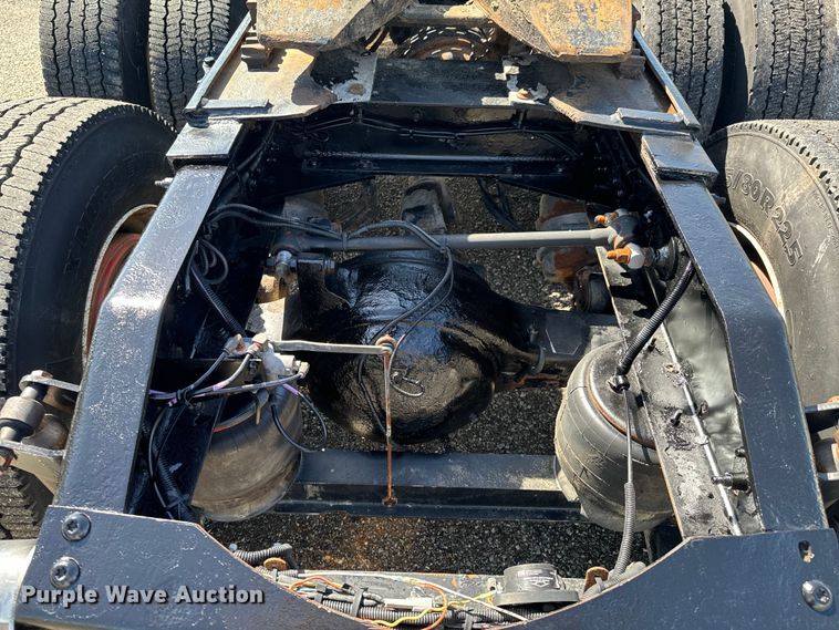 image for item DX0466 2010 Peterbilt 386 semi truck