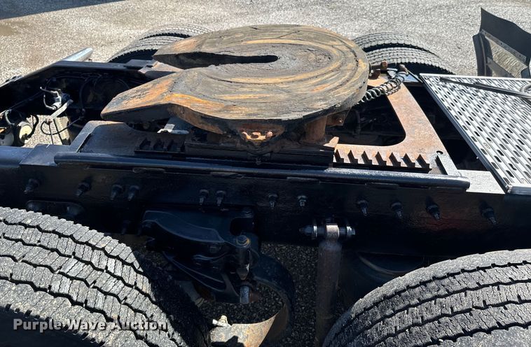 image for item DX0466 2010 Peterbilt 386 semi truck