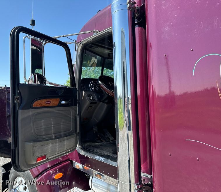 image for item DX0466 2010 Peterbilt 386 semi truck