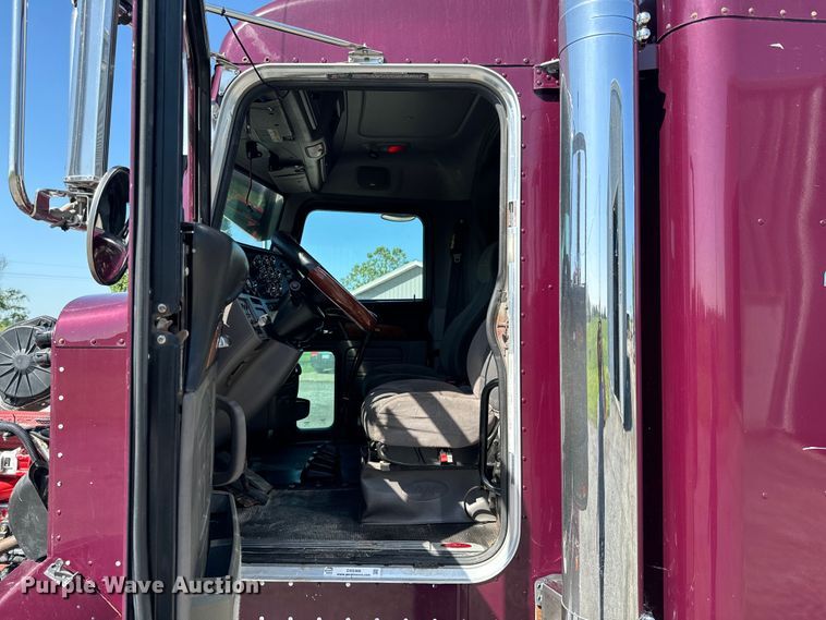 image for item DX0466 2010 Peterbilt 386 semi truck