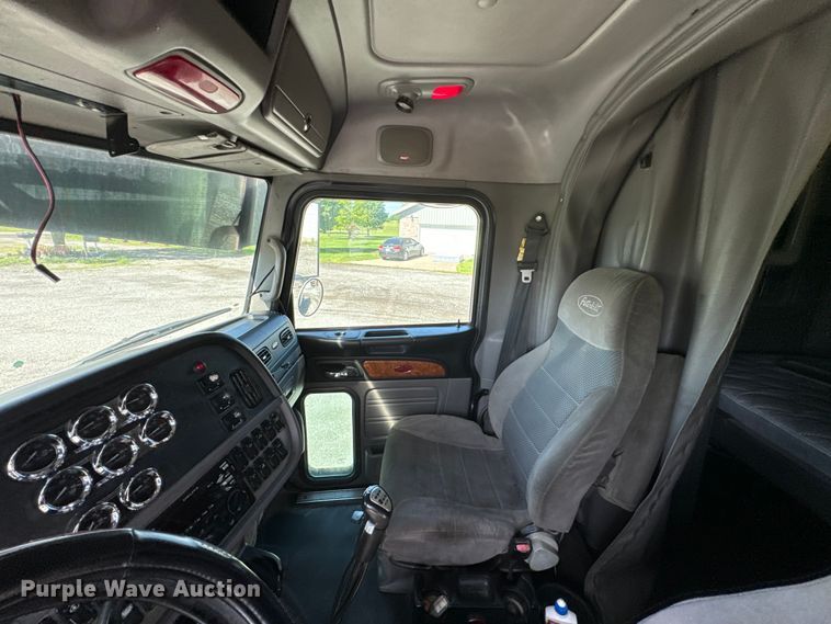 image for item DX0466 2010 Peterbilt 386 semi truck