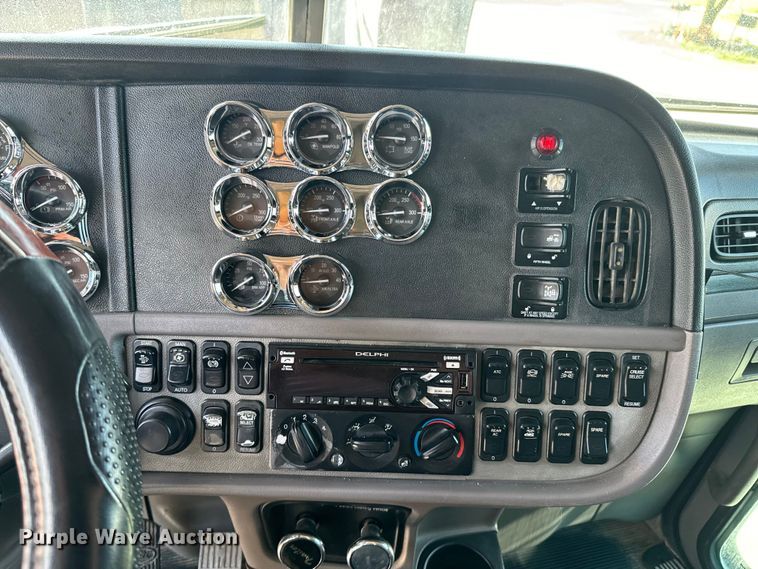 image for item DX0466 2010 Peterbilt 386 semi truck