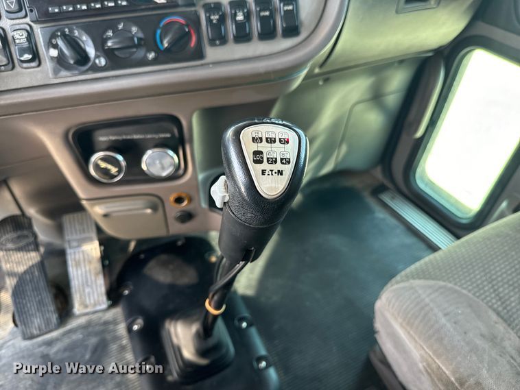 image for item DX0466 2010 Peterbilt 386 semi truck