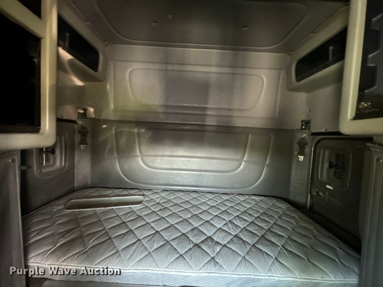 image for item DX0466 2010 Peterbilt 386 semi truck