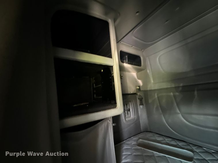 image for item DX0466 2010 Peterbilt 386 semi truck