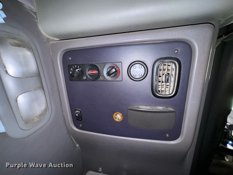 image for item DX0466 2010 Peterbilt 386 semi truck