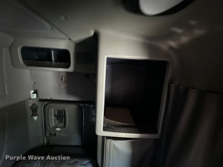 image for item DX0466 2010 Peterbilt 386 semi truck