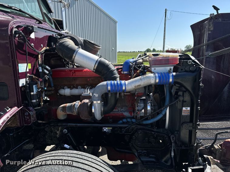 image for item DX0466 2010 Peterbilt 386 semi truck