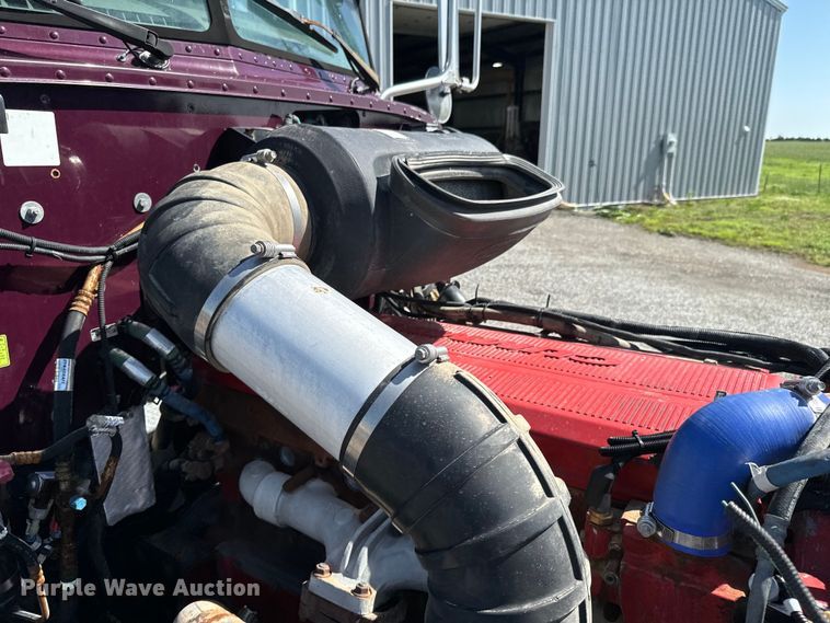 image for item DX0466 2010 Peterbilt 386 semi truck