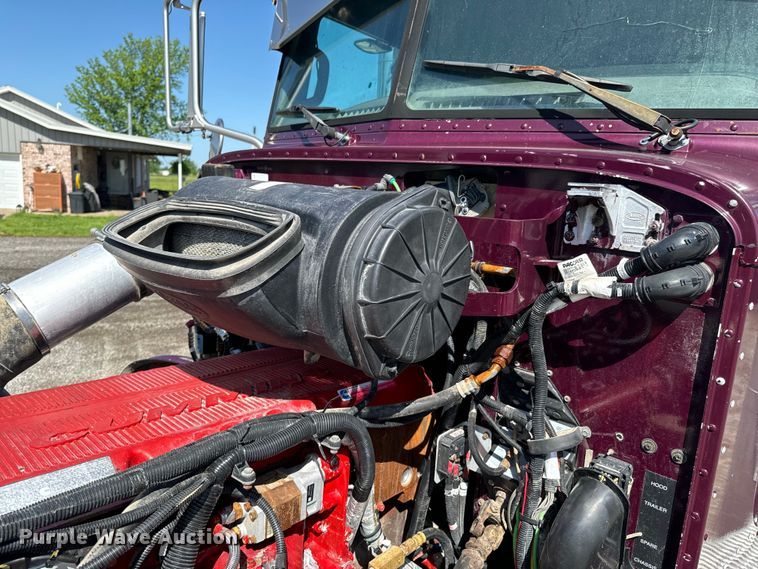 image for item DX0466 2010 Peterbilt 386 semi truck